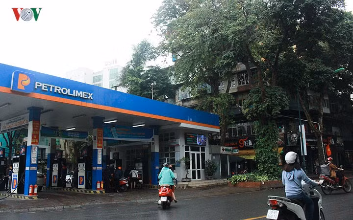 Tuy nhiên, ở các quận nội thành Hà Nội bằng mắt thường có thể nhận thấy hiện có nhiều cây xăng đang vi phạm quy định về khoảng cách với nhà dân. Số lượng cửa hàng đảm bảo yêu cầu khoảng cách không nhiều. (Một trạm xăng trên đường Trần Hưng Đạo).