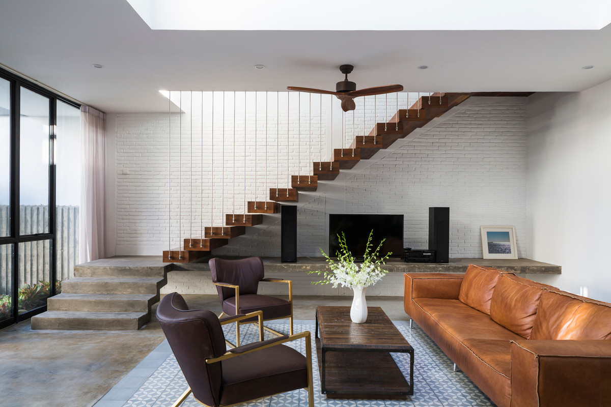 Cầu thang dây cáp hiện đại và thông thoáng.