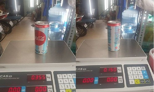 Trọng lượng lon NGK Coca-Cola đầy đủ (trái) và trọng lượng lon NGK Coca-Cola bị thiếu (phải) do anh N.T.S cân đối chiếu.