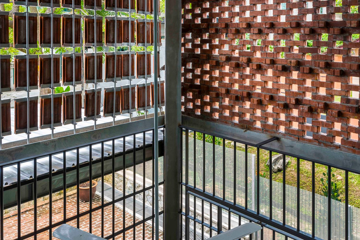 Ngoài tận dụng lớp ngói cũ, phần gạch đỏ cũ cũng được chọn làm vật liệu thông gió cho ngôi nhà.