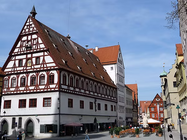 Giống như những hạt bụi, viên kim cương to nhất cũng chỉ khoảng 0.3mm. Ảnh: Romantic Road.