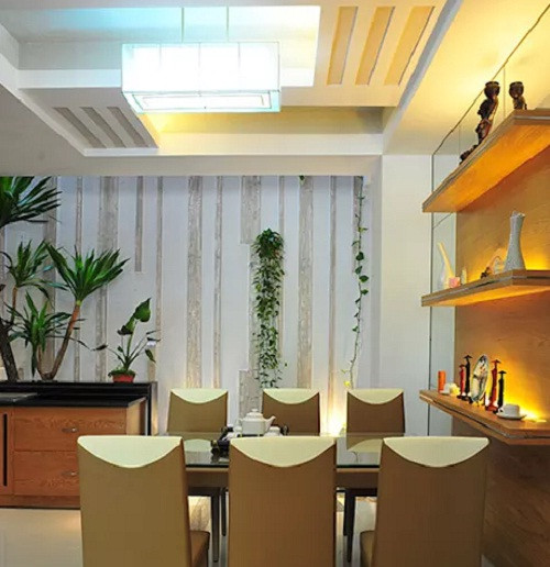 Bàn ăn ấm cúng với gam màu trầm.