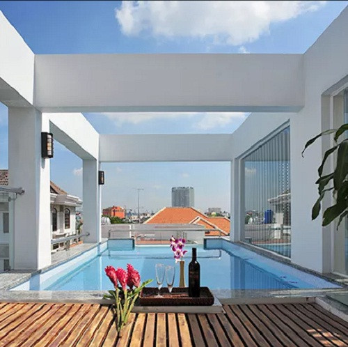 Hồ bơi hiện đại trên sân thượng là điểm nhấn độc đáo của ngôi nhà phố 3 tầng. Đây chính là khu thư giãn cho các thành viên trong gia đình. Nguồn ảnh: Song Phat Construction.