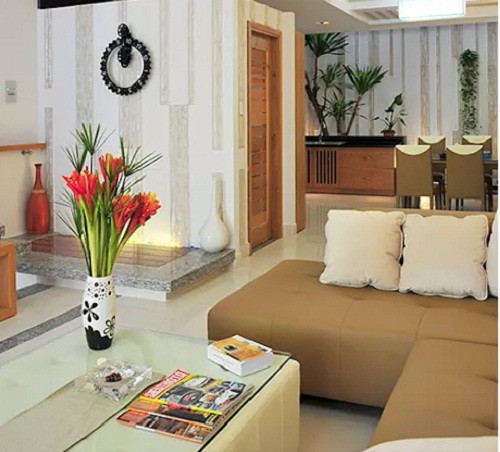 Nhà bếp bố trí cạnh cửa sổ thông thoáng.