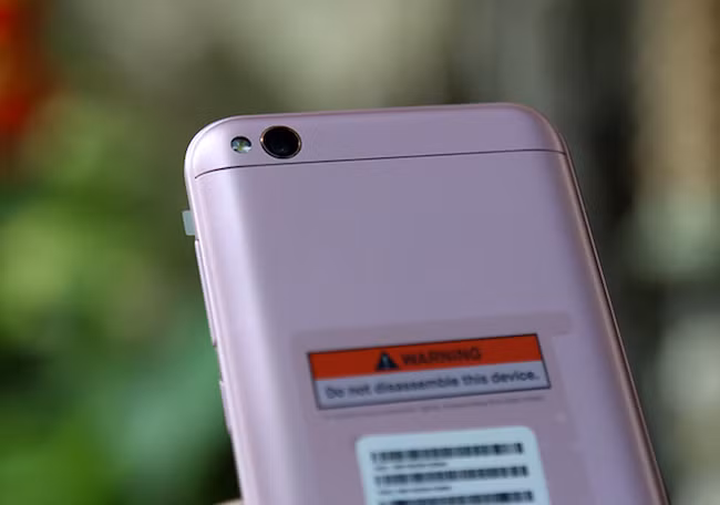 Camera chính với đèn flash trợ sáng.