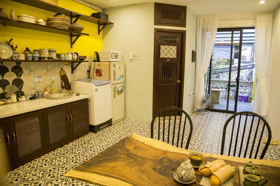 Phòng bếp trong căn hộ phố cổ được xem là nơi thể hiện rõ nhất sự kết hợp giữa nội thất xưa với thiết bị hiện đại.