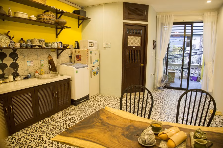 Phòng bếp trong căn hộ phố cổ được xem là nơi thể hiện rõ nhất sự kết hợp giữa nội thất xưa với thiết bị hiện đại.