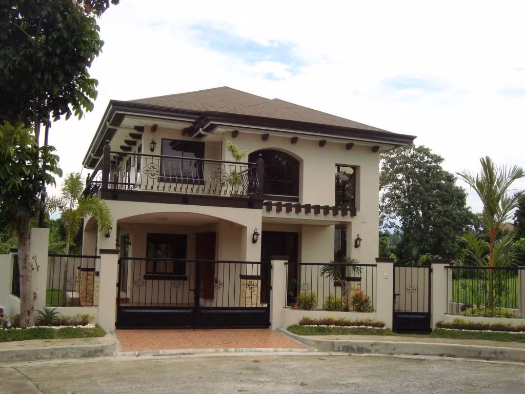 Biệt thự 2 tầng nổi bật với mái ngói nâu trầm phổ biến ở làng quê Việt Nam. Ảnh: Kientrucadong.