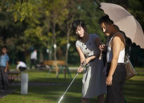 Một cặp đôi đang chơi golf ở Triều Tiên.