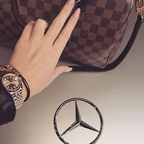 Túi xách và đồng hồ đắt tiền.