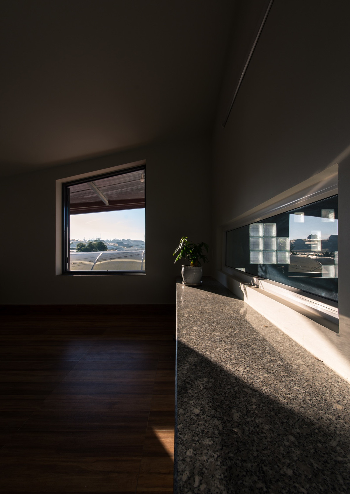 Công trình nằm trong một con hẻm nhỏ yên bình, cách không xa trung tâm thành phố Đà Lạt, Lâm Đồng.