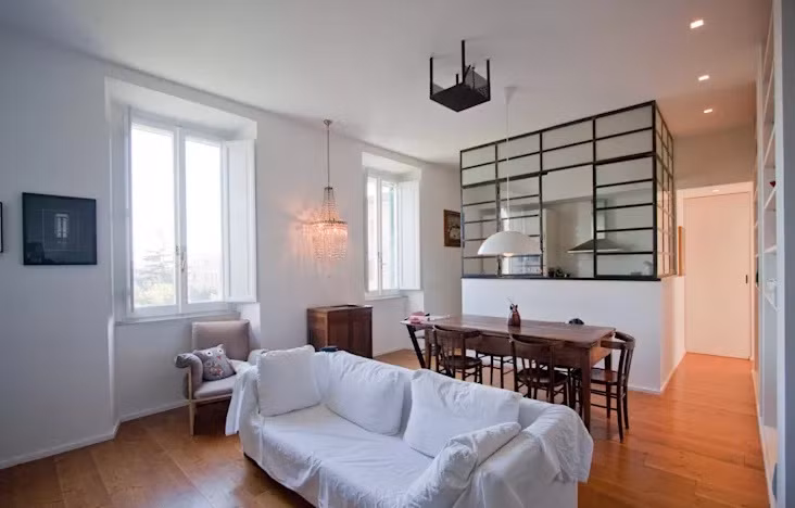 Căn bếp thiết kế bằng kính, dạng hình khối lập phương gọn gàng, giúp bạn có thể quan sát mọi hoạt động diễn ra ngoài phòng khách. Ảnh: Anomia Studio.