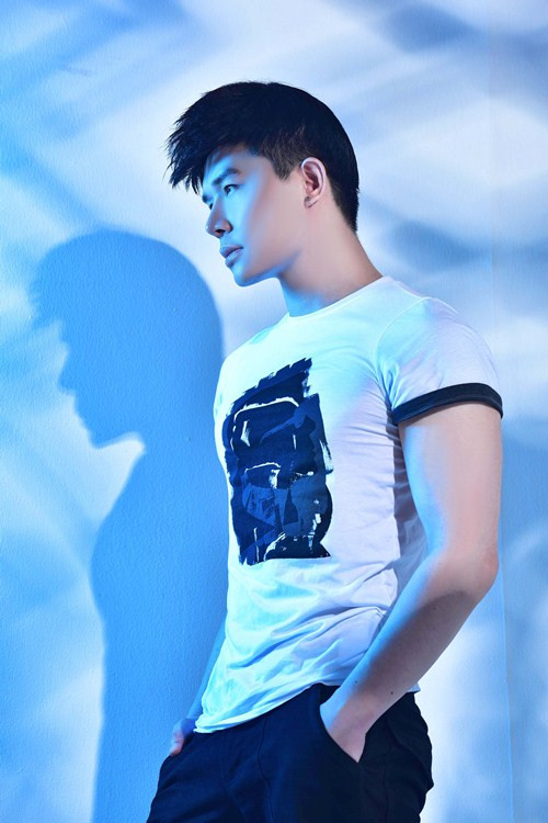 Bộ sưu tập áo phông xa xỉ của Nathan Lee gồm nhiều thương hiệu mà anh yêu thích như Louis Vuitton, Alexander McQueen, Karl Lagerfeld, Marcelo Burlon... Dân Việt.