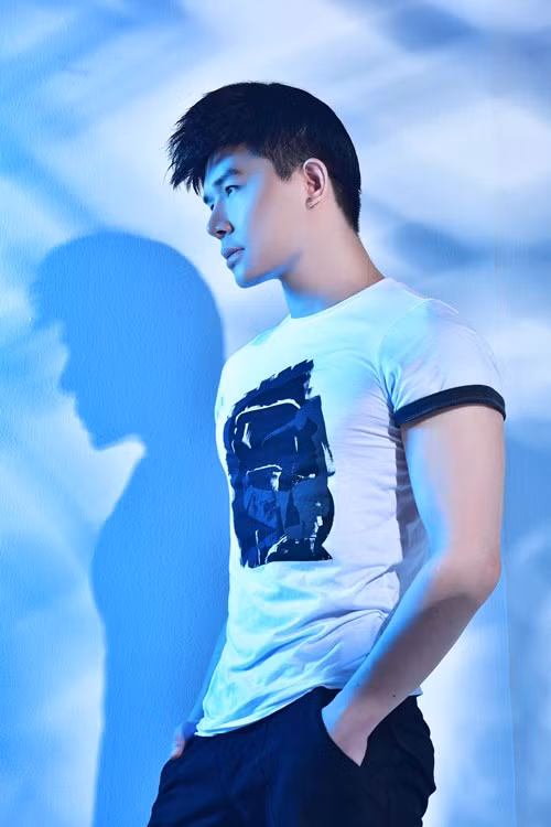 Bộ sưu tập áo phông xa xỉ của Nathan Lee gồm nhiều thương hiệu mà anh yêu thích như Louis Vuitton, Alexander McQueen, Karl Lagerfeld, Marcelo Burlon... Dân Việt.