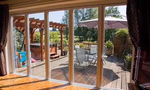 Cửa kính lớn mang đến vẻ đẹp hiện đại, giúp gia chủ có thể ngắm nhìn được cả không gian xanh mát ngoài trời ngay từ trong nhà. Ảnh: Airclos.