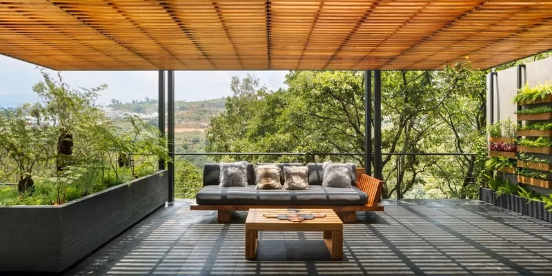 Góc thư giãn tràn ngập ánh nắng và cây xanh.