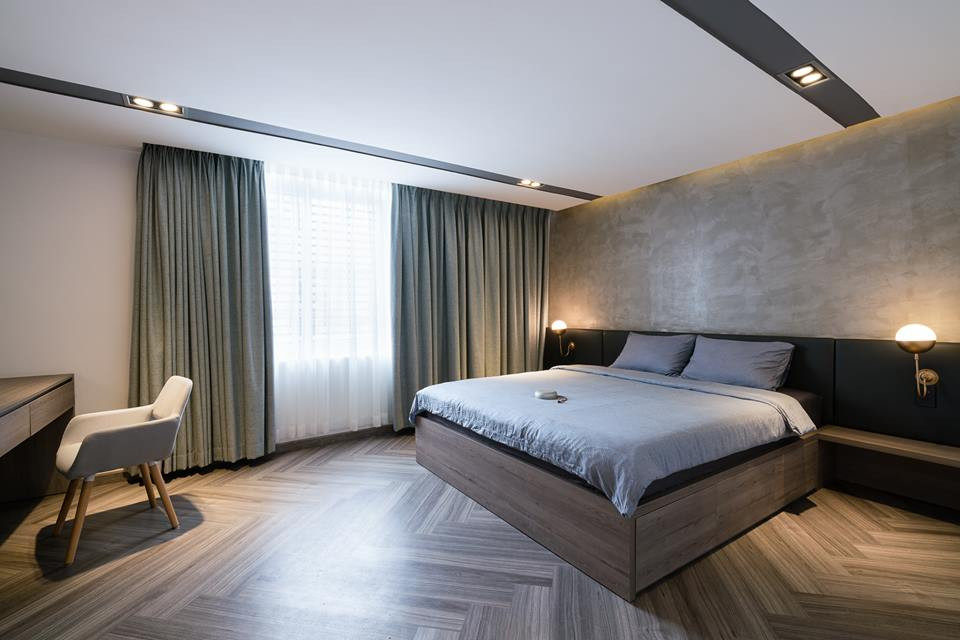 Phòng ngủ ấm cúng với gam màu trầm.