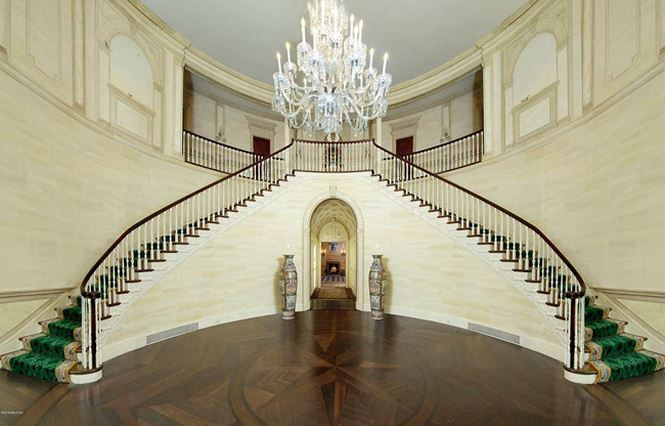 Lối vào chính của ngôi biệt thự là hai cầu thang chào đón khách.