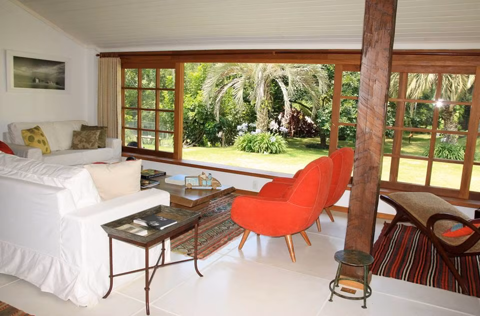 Cửa sổ mở rộng hết cỡ theo phong cách châu Âu cổ điển.