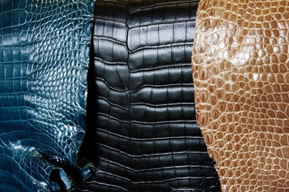 Chọn chất liệu da là việc làm đầu tiên trong quá trình sản xuất túi Louis Vuitton.