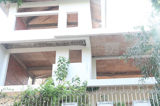 Trong số hàng nghìn biệt thự nơi đây hầu hết đều được bỏ hoang, cỏ mọc lùm xùm, tường nhà nứt nẻ. Nói về lý do “nhà hoang” tại thành phố Mới này, một người dân địa phương cho biết, chủ đầu tư xây dựng dàn trải nhiều khu nhà ở cao cấp với giá rất cao khoảng từ 4 tỷ đồng trở lên nên không ai mua.