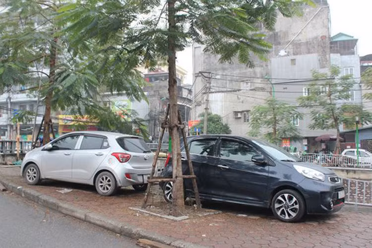 Xe đỗ trên vỉa hè đoạn Cầu Khỉ - đầu phố Nguyễn An Ninh (quận Hai Bà Trưng).