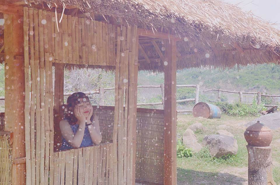 Không chỉ có cây sung cổ thụ, tới đây bạn còn tha hồ chụp ảnh với mái nhà tranh, xích đu...