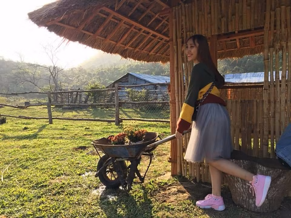 Sắp tới trang trại sẽ làm nhà ăn riêng để khách có thể dừng chân nghỉ ngơi, ăn uống các món đặc sản được nuôi tại trang trại. Sau đó làm khoảng đất trống, rào lại để thả dê cho các bạn chụp hình.