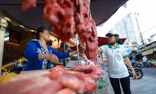 Thịt bò hay thịt trâu Ấn Độ, thịt heo nái “phù phép” rất khó nhận biết - Ảnh: Quang Định.