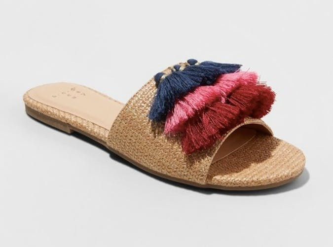 Đây cũng là một trong những kiểu dép lê độc đáo mà bạn không thể làm ngơ trong hè này. Tông màu thời thượng giúp bạn dễ dàng phối với mọi loại trang phục như váy ôm, đầm suông, quần shorts hay quần jeans.