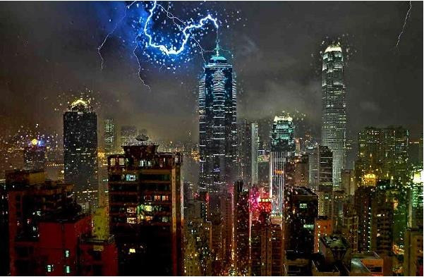 Tòa tháp The Center nổi bật với hàng trăm đèn neon trang trí, được sắp xếp thành các thanh tăng dần về phía trên vô cùng đẹp mắt. Ảnh: Hongkongfp.