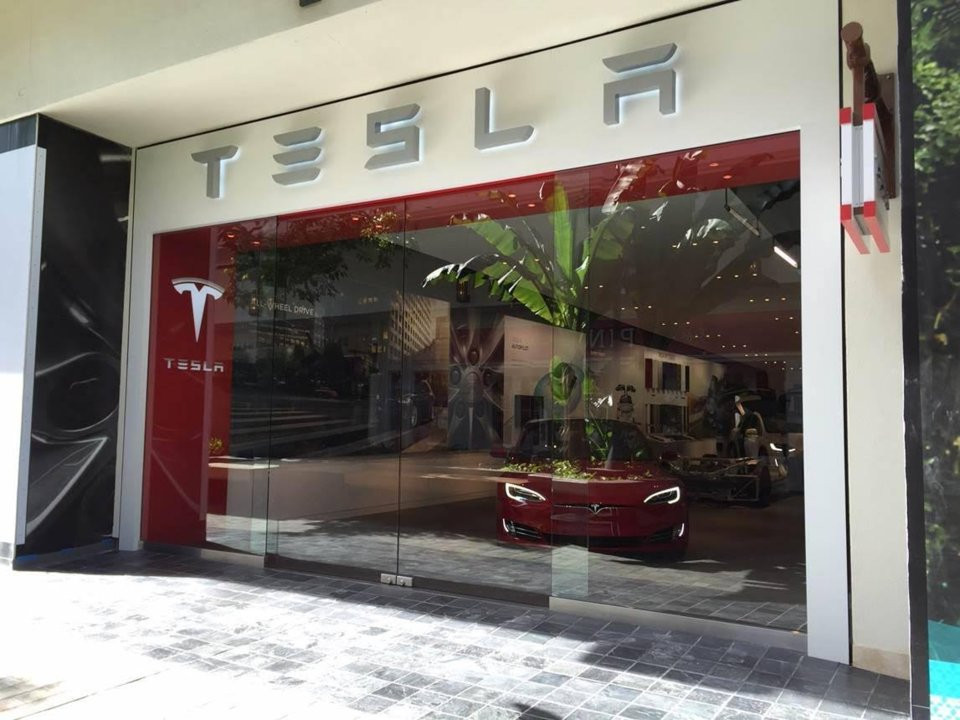 Trên tầng 2 của Ala Moana còn có showroom của hãng xe điện Tesla.