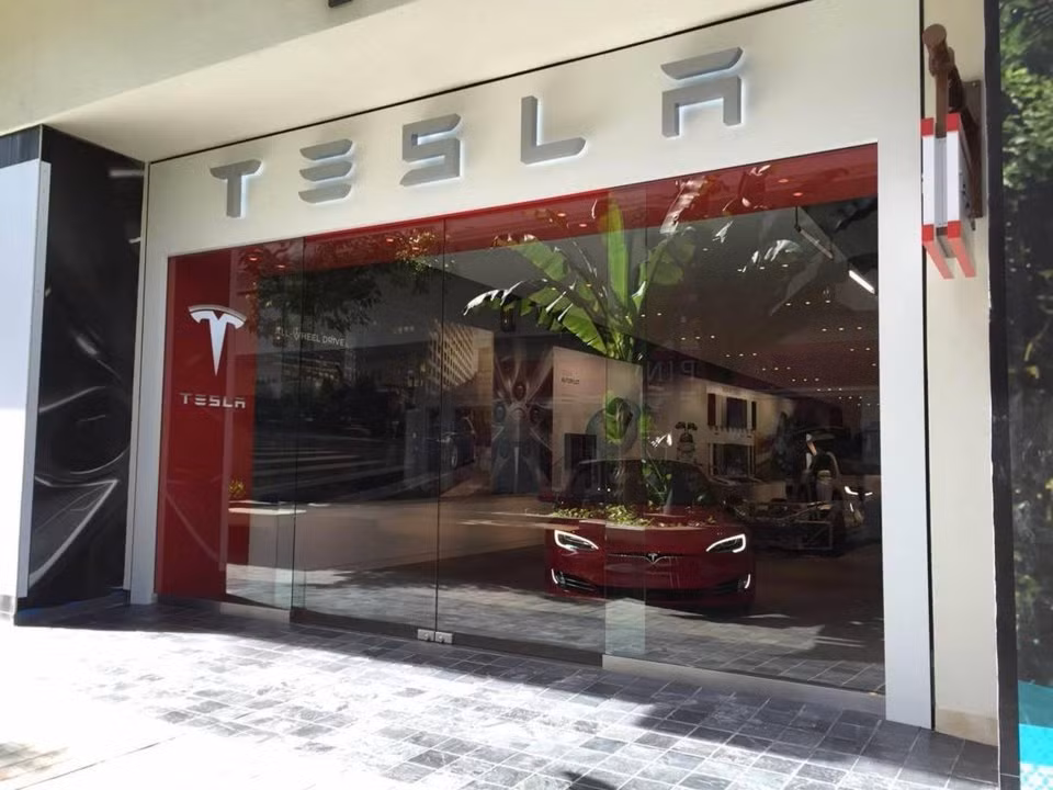 Trên tầng 2 của Ala Moana còn có showroom của hãng xe điện Tesla.