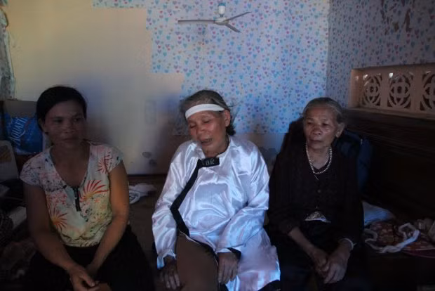 Bà Mai khóc ngất trước tai họa quá kinh khủng ập xuống gia đình.