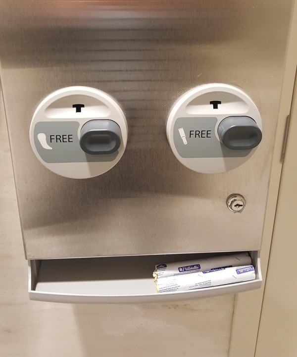 Sân bay ở Columbus Ohio (Mỹ) thể hiện sự ưu ái đặc biệt với phụ nữ bằng cách đặt một máy cung cấp tampon và băng vệ sinh miễn phí trong toilet.