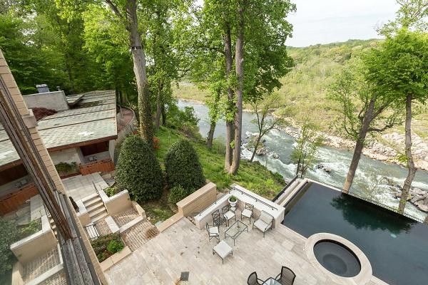 Sân hiên ngoài trời có hồ bơi lớn.