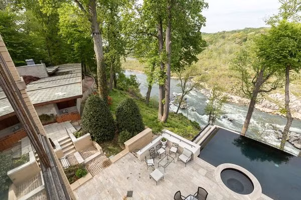 Sân hiên ngoài trời có hồ bơi lớn.