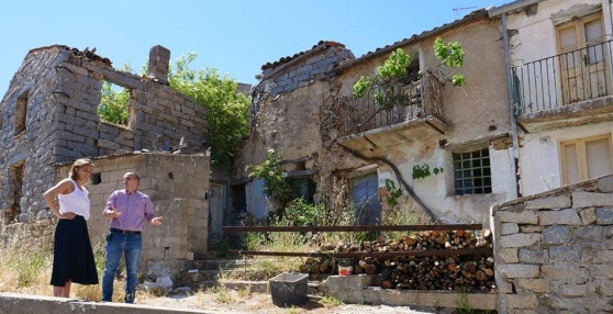 Ngôi nhà 2 tầng như thế này được bán với giá chưa bằng một cốc cà phê. Ảnh: Lanuovasardegna.