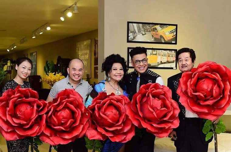 Riêng chuyện tiền cưới, MC kỳ cựu Thanh Bạch cho biết: "Lúc đầu người ta đến dự cũng gởi chút tiền gọi là chúc phúc, chúng tôi góp thêm để làm phúc. Nhưng ở những lần “đám cưới” sau, đa phần là những phần quà tượng trưng như chúc mừng. Việc đi từ thiện chúng tôi lấy tiền của mình là chính. Ai có lòng tặng quà cứ trực tiếp để không hiểu lầm nhau".