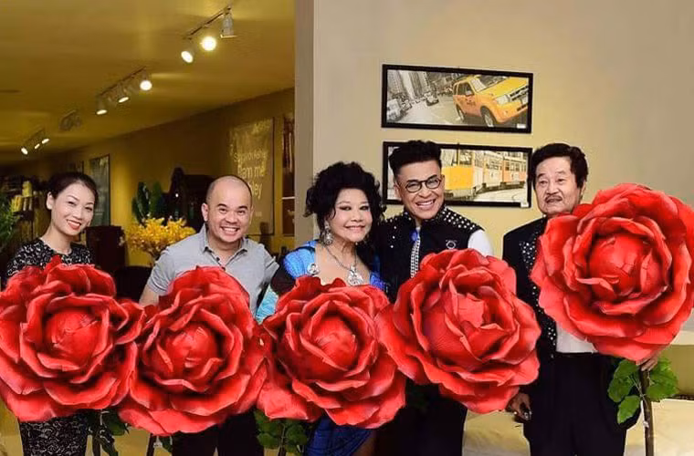 Riêng chuyện tiền cưới, MC kỳ cựu Thanh Bạch cho biết: "Lúc đầu người ta đến dự cũng gởi chút tiền gọi là chúc phúc, chúng tôi góp thêm để làm phúc. Nhưng ở những lần “đám cưới” sau, đa phần là những phần quà tượng trưng như chúc mừng. Việc đi từ thiện chúng tôi lấy tiền của mình là chính. Ai có lòng tặng quà cứ trực tiếp để không hiểu lầm nhau".