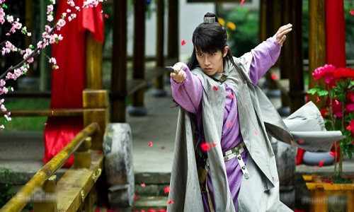 Nguoi dan ong khien Vo Tac Thien ca doi tiec nuoi