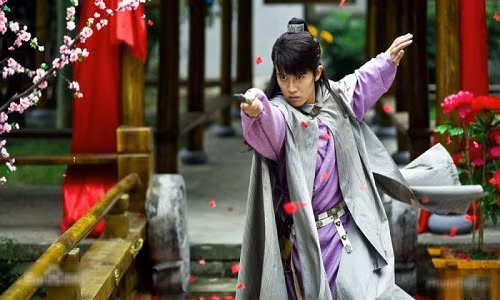 Nguoi dan ong khien Vo Tac Thien ca doi tiec nuoi