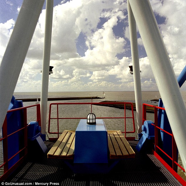 Du khách có thể thưởng ngoạn cảnh biển từ ban công của khách sạn cần cẩu. Ảnh: DM.