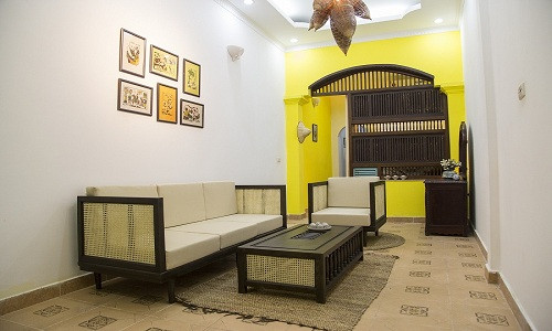 Nằm trên con phố cổ đông đúc Hàng Thiếc (Hoàn Kiếm, Hà Nội), căn hộ "Thiếc House" mang hơi thở kiến trúc truyền thống là công trình thiết kế của nhóm kiến trúc sư Handyman Decor.