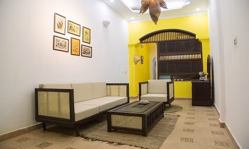 Nằm trên con phố cổ đông đúc Hàng Thiếc (Hoàn Kiếm, Hà Nội), căn hộ "Thiếc House" mang hơi thở kiến trúc truyền thống là công trình thiết kế của nhóm kiến trúc sư Handyman Decor.