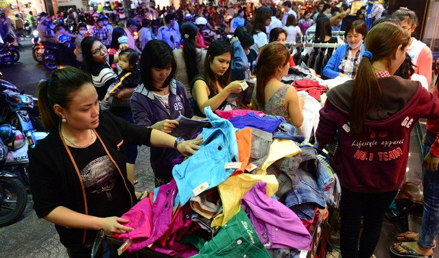 Với hơn 200 cơ sở kinh doanh, phố Thời trang Nguyễn Trãi hoạt động nhộn nhịp nhất từ 16h-23h hàng ngày. Ảnh: Tuổi trẻ.