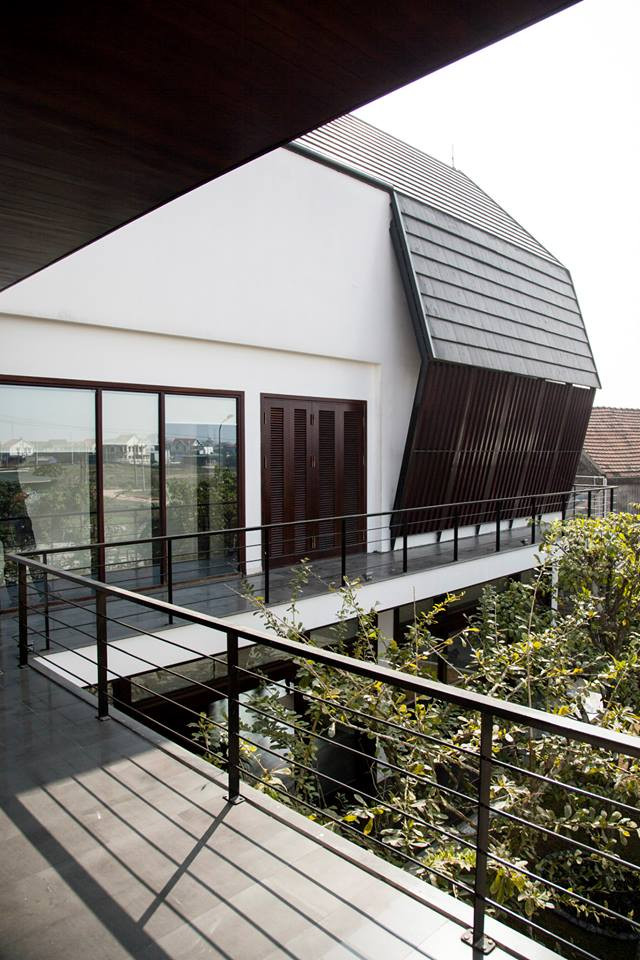 Hành lang thiết kế dọc tầng 2 tạo thuận tiện trong việc ngắm cảnh sân trong từ trên tầng.