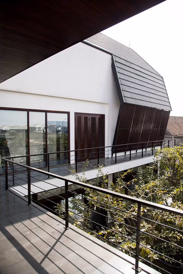 Hành lang thiết kế dọc tầng 2 tạo thuận tiện trong việc ngắm cảnh sân trong từ trên tầng.