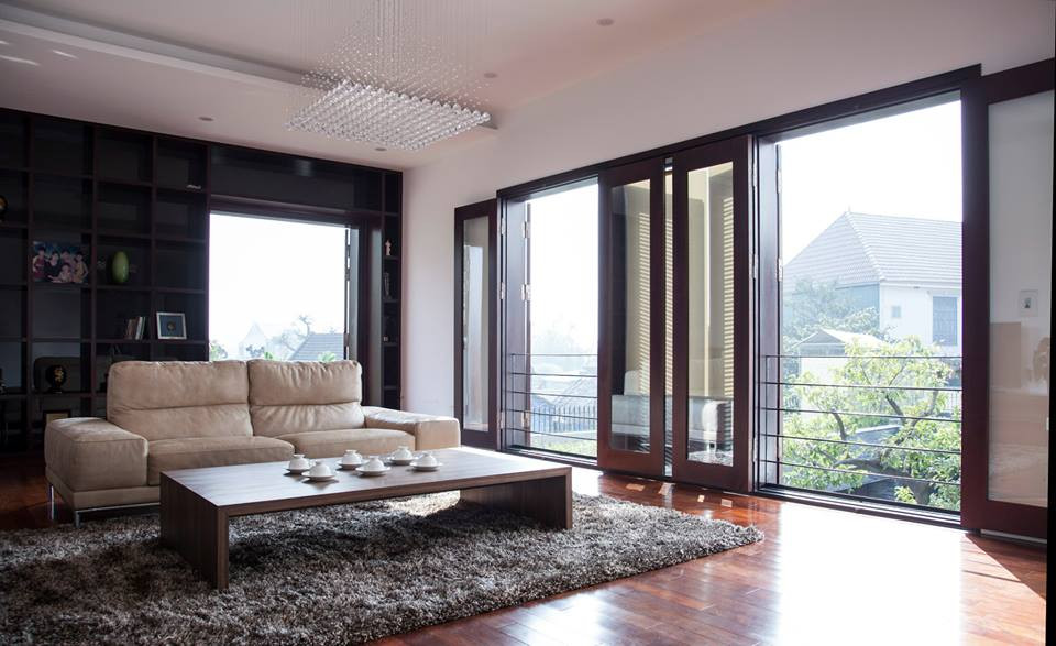 Không gian sinh hoạt chung bố trí trên tầng với cửa kính mở rộng.