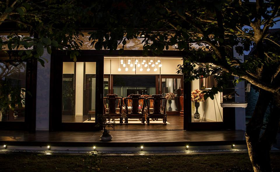 Phòng khách rộng với bàn ghế gỗ hoàng tráng.